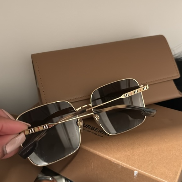 Burberry sunglasses - Picture 1 of 2